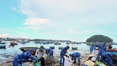 Cảnh sát biển “xắn tay áo” cùng ngư dân làm sạch môi trường biển