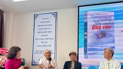 Ra mắt tập truyện và ký “Gãy cánh điệp viên”