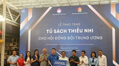 Trao tặng tủ sách thiếu nhi cho Hội đồng Đội Trung ương