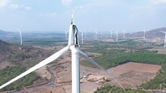 Một trụ điện gió bị gãy cánh quạt tua bin