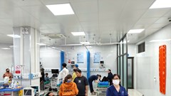 Gia Lai: Xe chở học sinh lật nhào xuống nhà dân, nhiều em bị thương