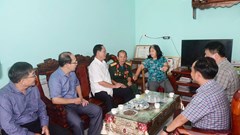 Phó Chủ tịch Quốc hội Trần Quang Phương thăm, tặng quà người có công tại Quảng Ngãi