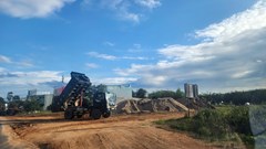 Quảng Ngãi: Lợi dụng sáp nhập đơn vị hành chính, doanh nghiệp ngang nhiên chiếm đất công làm điểm tập kết vật liệu xây dựng trái phép