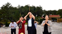 Bí thư Tỉnh ủy Quảng Ngãi dâng hương tưởng niệm các AHLS ở Măng Đen và Kon Braih