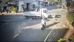 Xe tải lao như bay ở Quảng Ngãi, hất văng người phụ nữ gần chục mét giữa ngã tư