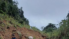 Quảng Ngãi: Sạt lở nghiêm trọng trên tỉnh lộ 674, giao thông tê liệt