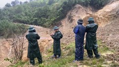 Sạt lở núi chia cắt nhiều tuyến đường ở xã Ngọc Linh