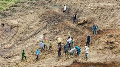 Mở đường mòn, tiếp tế lương thực cho người dân bị cô lập ở Ngọc Linh