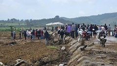 Đắk Lắk: Bê tông bờ kè sông Ba bất ngờ sập, 4 người tử vong khi đang trú mưa