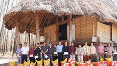 Sở Công thương Quảng Ngãi trao 300 triệu đồng quà Tết cho người dân vùng thiên tai