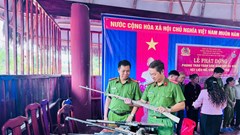Đồng bào Xơ Đăng tự nguyện giao nộp 15 khẩu súng tự chế