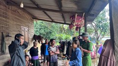 Mưa lớn ở Quảng Ngãi: 2 thôn bị chia cắt, người dân vùng sạt lở phải di dời