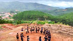 Trao cồng chiêng, trao niềm tin giữ gìn di sản