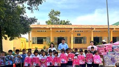 Báo Văn Hóa trao 250 cặp sách cho học sinh vùng khó Quảng Ngãi