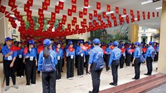 Các tình nguyện viên hào hứng hỗ trợ, tiếp sức các đoàn diễu binh, diễu hành phục vụ A80 từ sớm