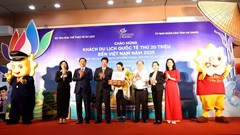 Nữ du khách Ba Lan xúc động khi được chào đón là vị khách thứ 20 triệu