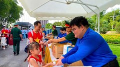 Hà Nội: Tặng bánh, sữa cho người dân vào viếng Lăng Chủ tịch Hồ Chí Minh