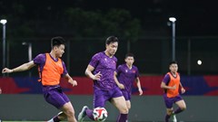 Tuyển Việt Nam làm quen với mặt sân cỏ nhân tạo, chuẩn bị cho trận bán kết với Singapore