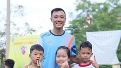 “Người hùng” futsal Việt Nam Nguyễn Minh Trí truyền cảm hứng cho các cầu thủ nhí