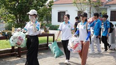 “Đi bộ nhặt rác” lan tỏa sống xanh trong gia đình, cộng đồng