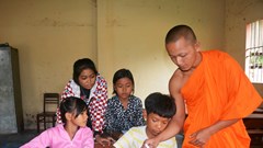  Hỗ trợ đồng bào DTTS tham gia học xóa mù chữ