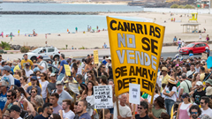 Hàng chục nghìn người biểu tình phản đối du lịch quá tải ở Quần đảo Canary