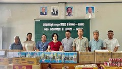 Trao tặng quà cho học sinh trường Đào tạo người khuyết tật tỉnh Luang Prabang