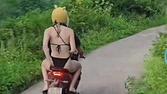 Nữ du khách mặc bikini trên đường ở Tuyên Quang gây tranh cãi