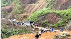 Bão số 13 đi qua, nguy cơ ngập lụt và sạt lở đất chưa chấm dứt