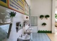 ​ Nhìn từ nhà vệ sinh trường học