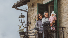 Ngôi làng Italia ăn mừng sự ra đời của em bé đầu tiên sau 30 năm