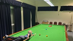 Cậu bé hai tuổi lập hai kỷ lục Guinness thế giới với những cú đánh bi-a điêu luyện