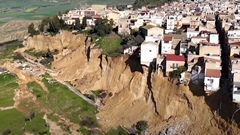 Italia: Giải cứu 400 cuốn sách quý từ thư viện chênh vênh bên vực sâu