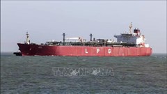 Mỹ tạm nới lỏng trừng phạt dầu Iran vận chuyển trên biển trong 30 ngày