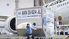 Nhật Bản thử nghiệm robot hình người bốc xếp hành lý tại sân bay