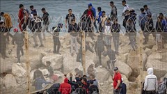 Khoảng 60.000 người di cư tràn vào Ceuta, Tây Ban Nha đối mặt khủng hoảng biên giới