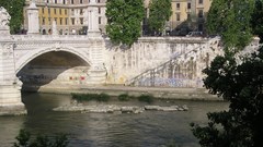 Tàn tích cây cầu 2.000 năm tuổi bất ngờ lộ diện ở Rome  