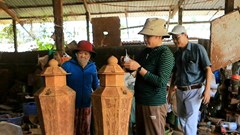 Đôi lục bình độc đáo từ vỏ quế