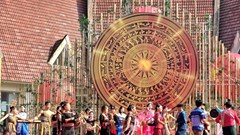 Hơn cả một ngày hội  