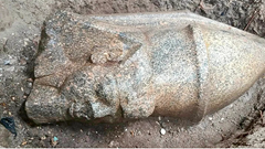 Nông dân trồng dưa chuột tình cờ phát hiện tượng pharaoh Ai Cập cổ đại