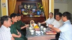 Lãnh đạo TP. Đồng Hới thăm, tặng quà gia đình chiến sĩ Điện Biên