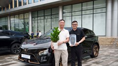 Nhận VinFast VF 7, chủ xe đánh giá: ‘Thiết kế đẹp, trang bị ngon, vượt xa xe xăng’