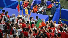 Ronaldo suýt bị fan cuồng nhảy vào người