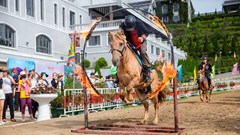 Du khách trầm trồ trước màn biểu diễn ngựa xuyên vòng lửa tại Fansipan