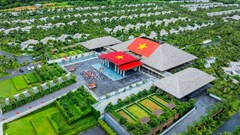 Du khách thích thú check-in giữa ngợp ngời cờ đỏ sao vàng tại Nam Phú Quốc