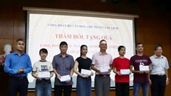 Công đoàn Bộ VHTTDL thăm hỏi và chia sẻ với người lao động bị thiệt hại do bão số 3