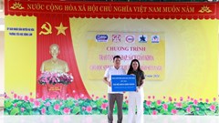 Nhà xuất bản Giáo dục Việt Nam trao tặng sách giáo khoa cho học sinh huyện Hạ Hòa, tỉnh Phú Thọ