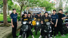 Hàng trăm sinh viên đại học tại Hà Nội thích thú lái thử xe máy điện VinFast