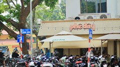 Du khách nước ngoài xuống lề đường vì Phê Đây lấn chiếm vỉa hè