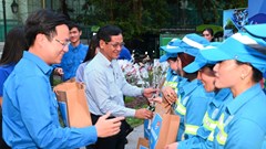 “Hoa về trên phố” - món quà cho nữ công nhân môi trường